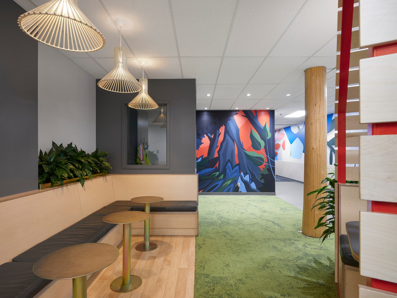 Dossier de presse | 1299-14 - Communiqué de presse | Pavillon Marie-Esther du Collège Sainte-Anne - Taktik Design - Design d’intérieur commercial - Espace collaboratif, et vue sur une des murales.<br style=""> - Crédit photo : Maxime Brouillet