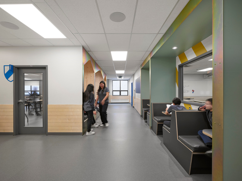 Dossier de presse | 1299-14 - Communiqué de presse | Pavillon Marie-Esther du Collège Sainte-Anne - Taktik Design - Design d’intérieur commercial - Espaces de travail et détente dans le corridor<br style=""> - Crédit photo : Maxime Brouillet