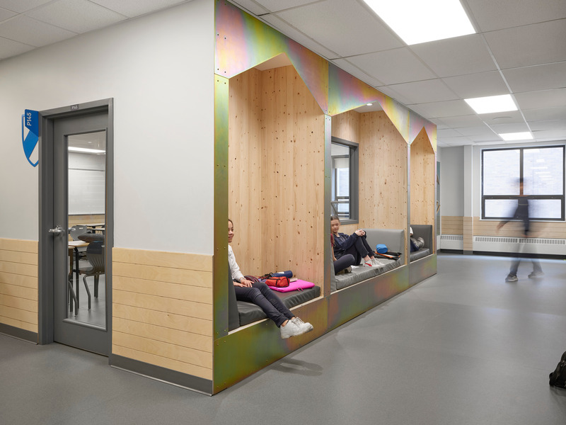 Dossier de presse | 1299-14 - Communiqué de presse | Pavillon Marie-Esther du Collège Sainte-Anne - Taktik Design - Design d’intérieur commercial - Espaces de travail et détente dans le corridor<br style=""> - Crédit photo : Maxime Brouillet