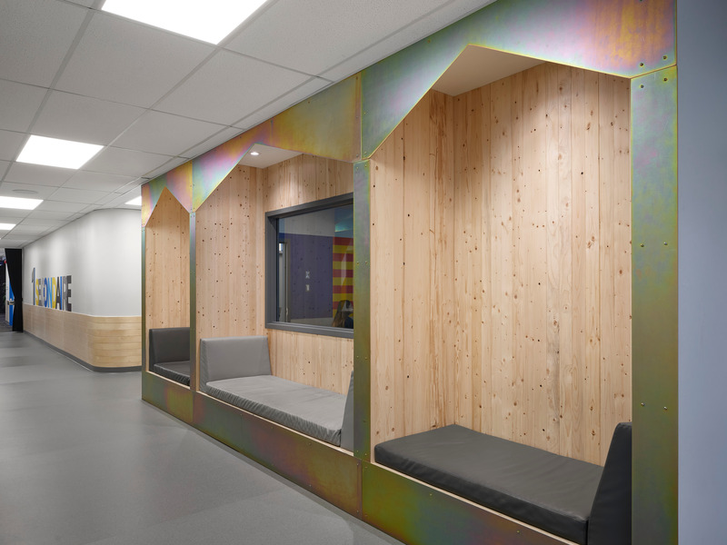 Dossier de presse | 1299-14 - Communiqué de presse | Pavillon Marie-Esther du Collège Sainte-Anne - Taktik Design - Design d’intérieur commercial - Espaces de travail et détente dans le corridor<br style=""> - Crédit photo : Maxime Brouillet