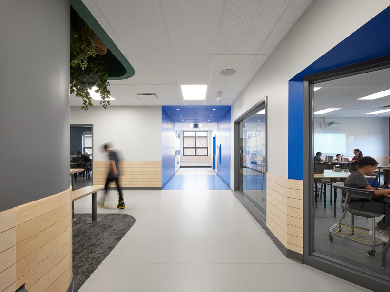 Dossier de presse | 1299-14 - Communiqué de presse | Pavillon Marie-Esther du Collège Sainte-Anne - Taktik Design - Design d’intérieur commercial - Corridor du 2e étage<br style=""> - Crédit photo : Maxime Brouillet