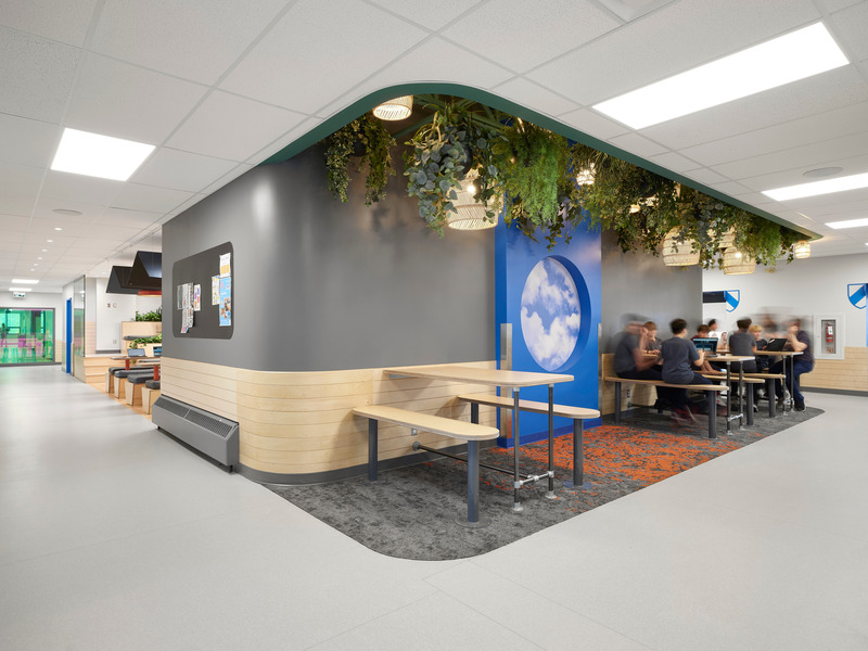 Dossier de presse | 1299-14 - Communiqué de presse | Pavillon Marie-Esther du Collège Sainte-Anne - Taktik Design - Design d’intérieur commercial - Espaces de travail et détente dans le corridor<br style=""> - Crédit photo : Maxime Brouillet