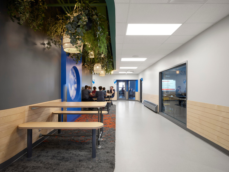 Dossier de presse | 1299-14 - Communiqué de presse | Pavillon Marie-Esther du Collège Sainte-Anne - Taktik Design - Design d’intérieur commercial - Espaces de travail et détente dans le corridor<br style=""> - Crédit photo : Maxime Brouillet