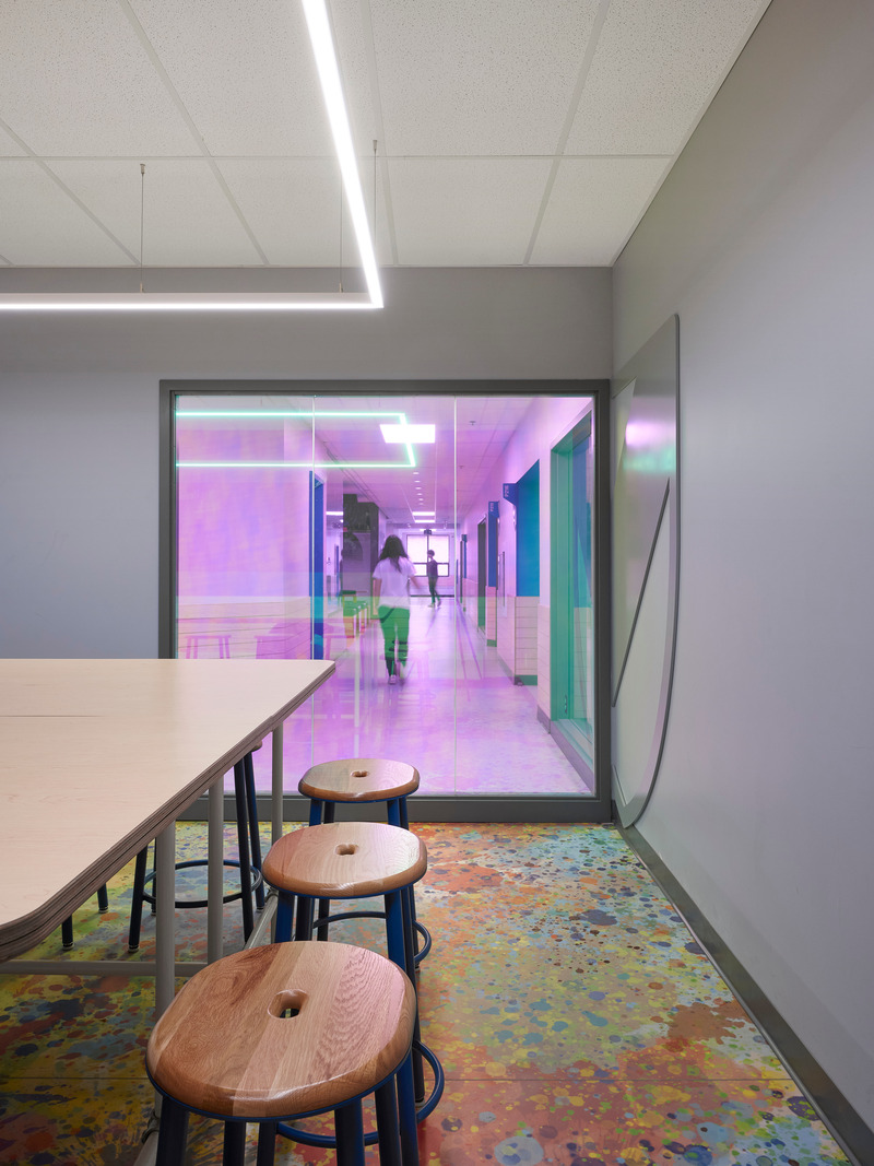 Dossier de presse | 1299-14 - Communiqué de presse | Pavillon Marie-Esther du Collège Sainte-Anne - Taktik Design - Design d’intérieur commercial - Film chromatique et plancher coloré pour la salle de réunion. - Crédit photo : Maxime Brouillet