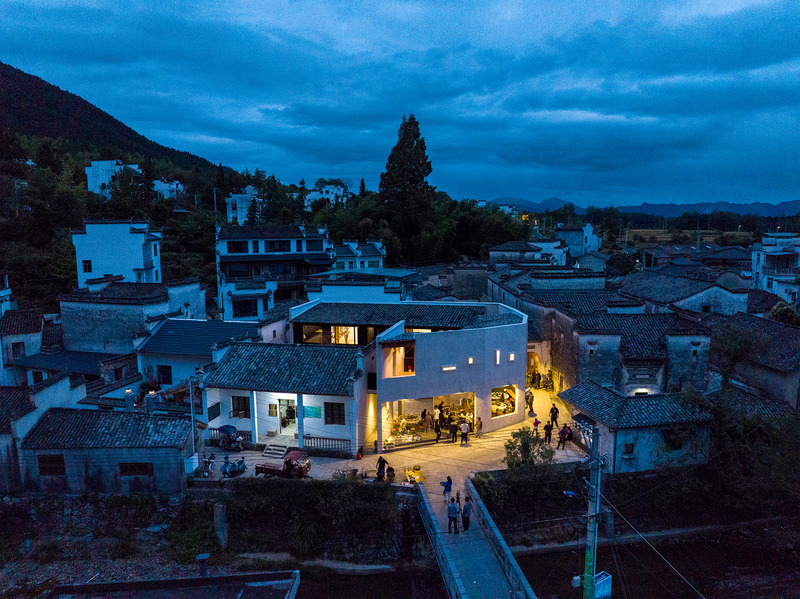 Dossier de presse | 7726-01 - Communiqué de presse | FW JI · Le Musée de la Mémoire Rurale - IARA - Architecture institutionnelle - Festin villageois du soir – vue en plongée - Crédit photo : Huien Song