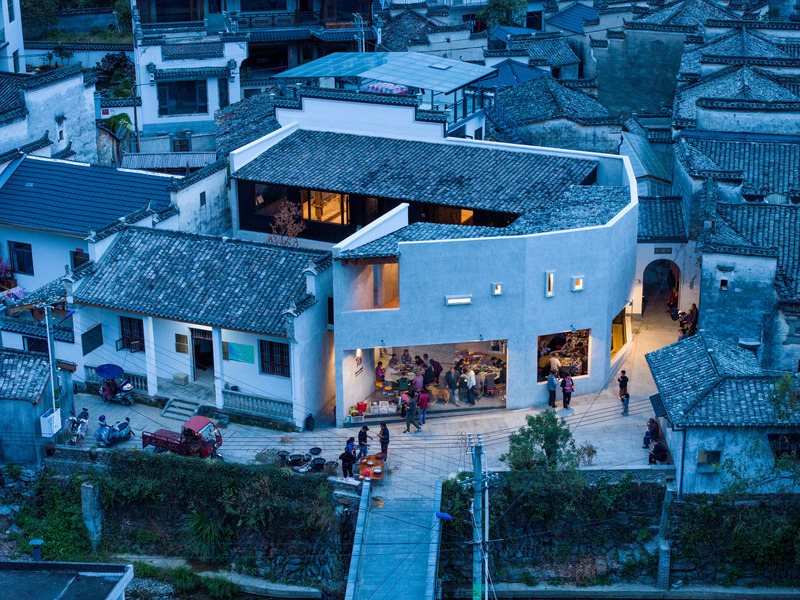 Dossier de presse | 7726-01 - Communiqué de presse | FW JI · Le Musée de la Mémoire Rurale - IARA - Architecture institutionnelle - Festin villageois du soir – vue en plongée - Crédit photo : Huien Song