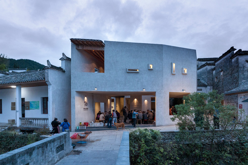 Dossier de presse | 7726-01 - Communiqué de presse | FW JI · Le Musée de la Mémoire Rurale - IARA - Architecture institutionnelle - Vue du bâtiment depuis la rivière - Crédit photo : Huien Song