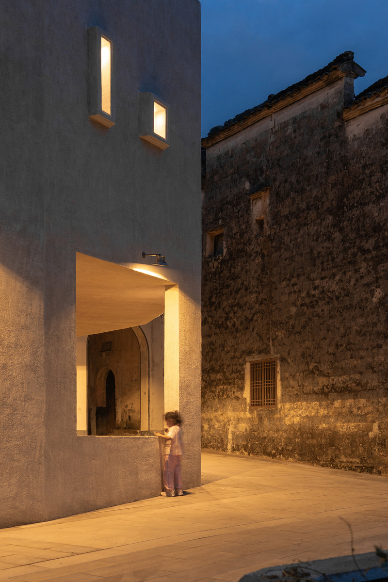 Dossier de presse | 7726-01 - Communiqué de presse | FW JI · Le Musée de la Mémoire Rurale - IARA - Architecture institutionnelle - Le bâtiment de nuit - Crédit photo : Yi Huang