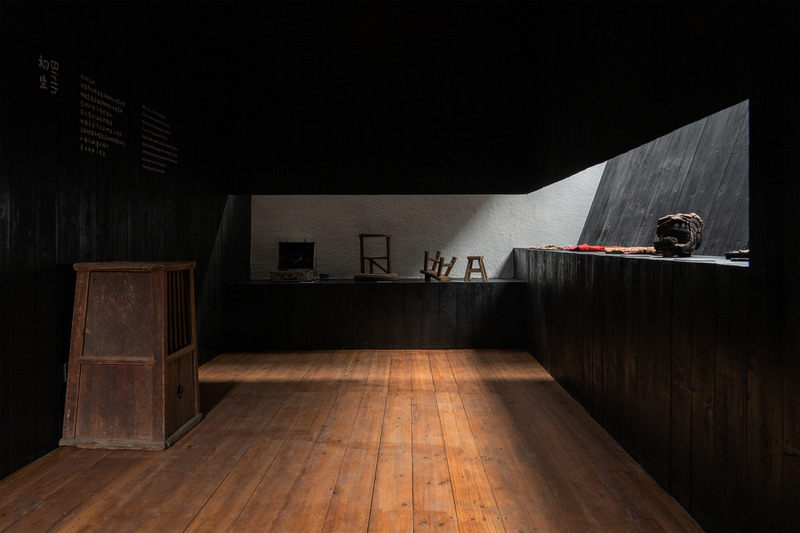 Dossier de presse | 7726-01 - Communiqué de presse | FW JI · Le Musée de la Mémoire Rurale - IARA - Architecture institutionnelle - Deuxième étage – Salle de la Mémoire Rurale, Exposition "La Poésie de la Vie" - Crédit photo : Yi Huang