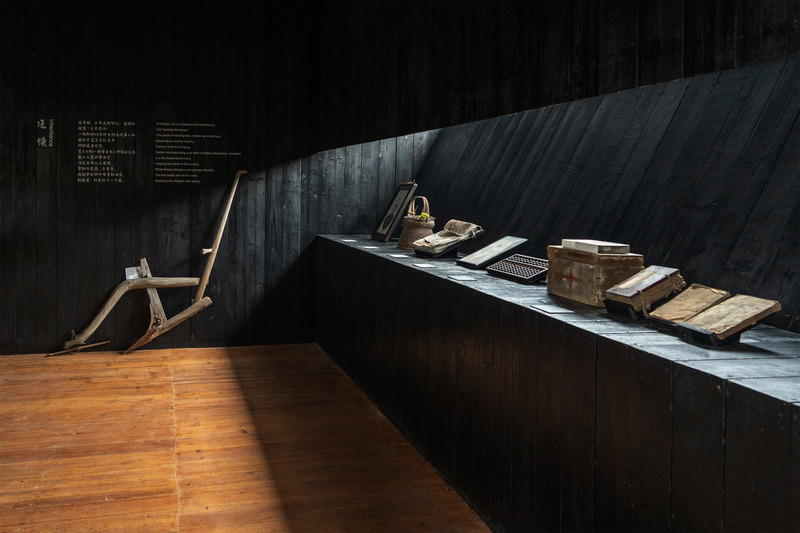 Dossier de presse | 7726-01 - Communiqué de presse | FW JI · Le Musée de la Mémoire Rurale - IARA - Architecture institutionnelle - Deuxième étage – Salle de la Mémoire Rurale, Exposition "La Poésie de la Vie" - Crédit photo : Yi Huang