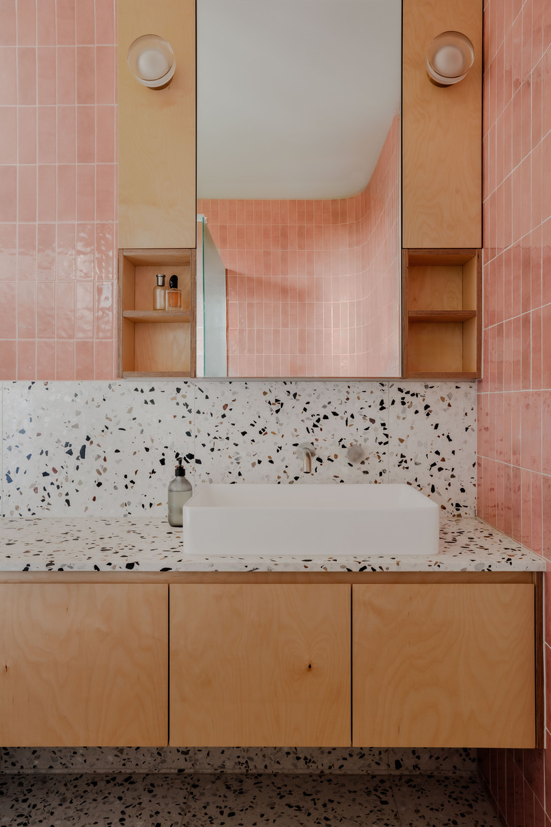 Press kit | 7721-01 - Press release | Mahogany House: Intergenerational Home - R ARCHITECTURE - Residential Architecture - Parents'bathroom - Photo credit: Chris Murray- https://chrismurray.photography/