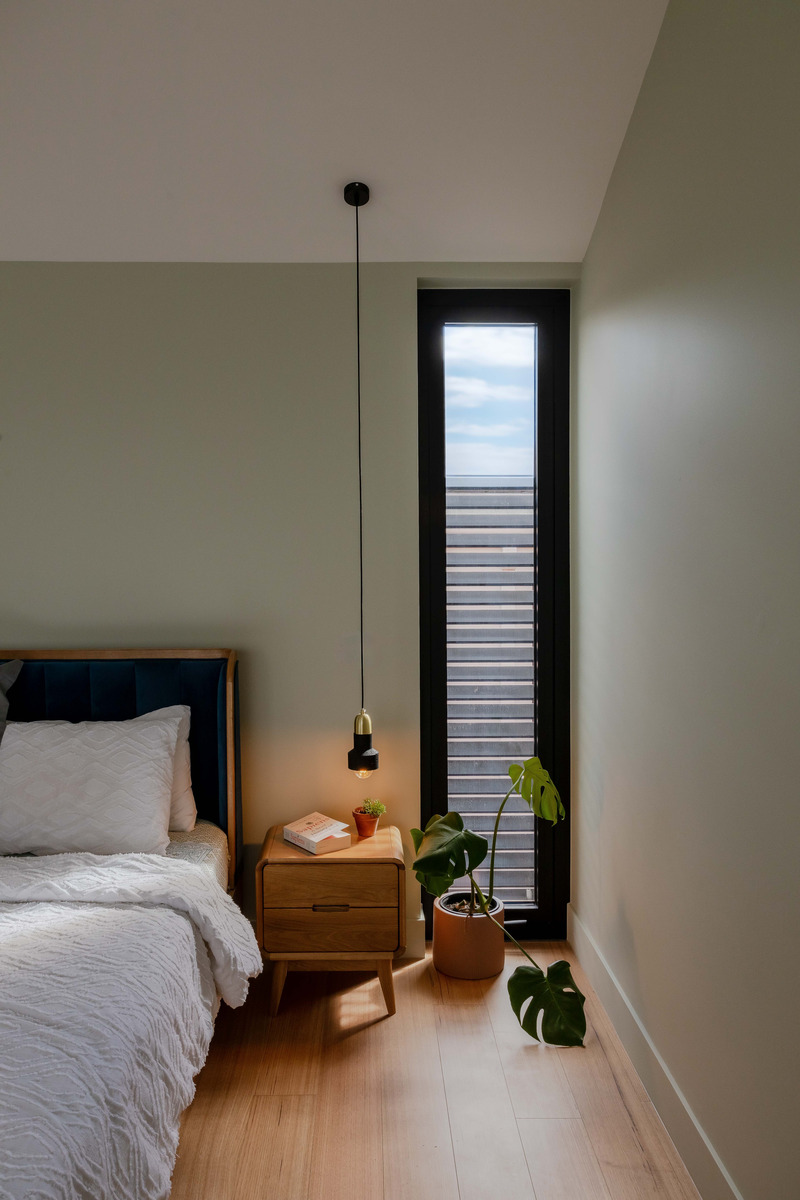 Press kit | 7721-01 - Press release | Mahogany House: Intergenerational Home - R ARCHITECTURE - Residential Architecture - Parents' bedroom - Photo credit: Chris Murray- https://chrismurray.photography/