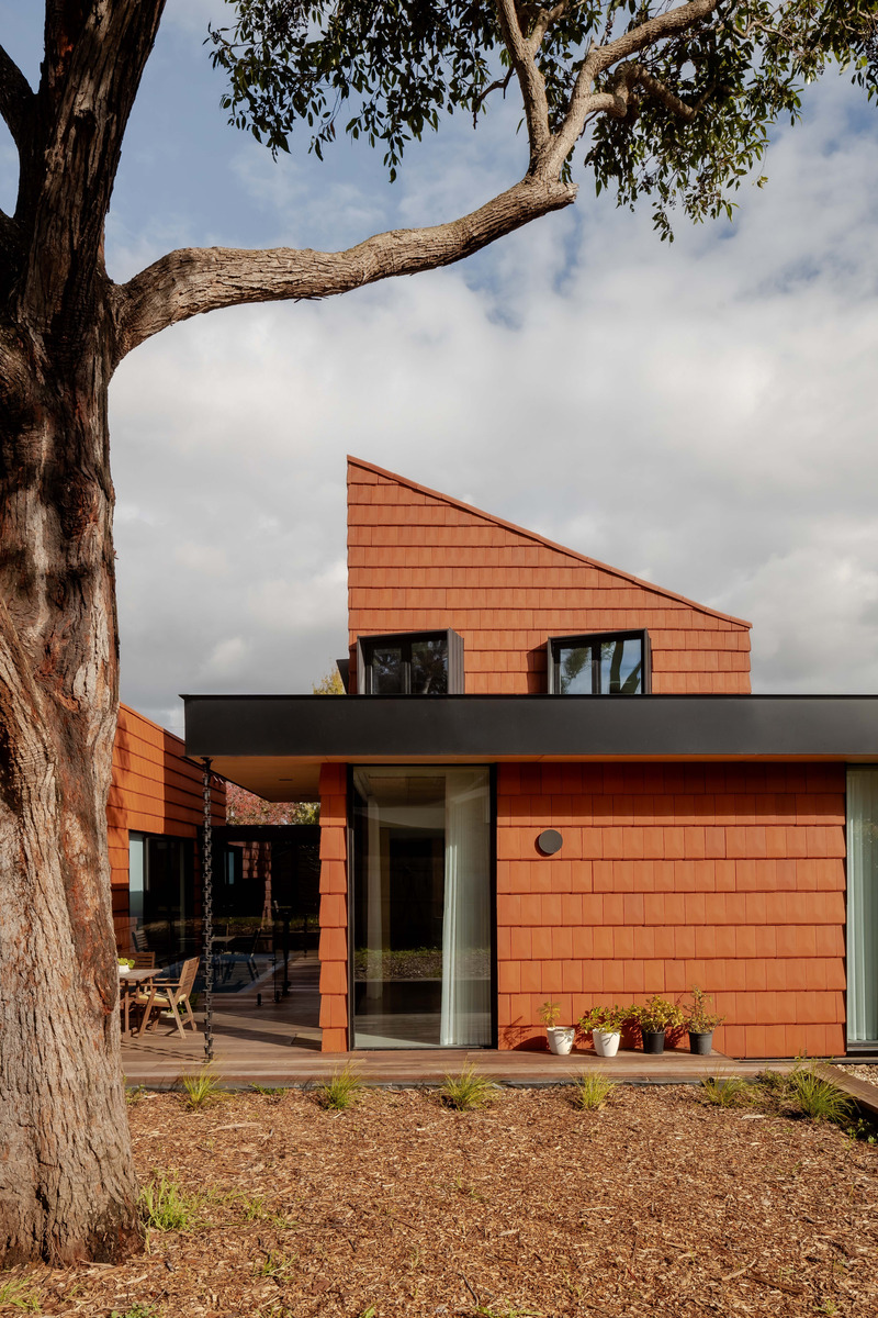 Press kit | 7721-01 - Press release | Mahogany House: Intergenerational Home - R ARCHITECTURE - Residential Architecture -  Rear view- Mahogany in foreground  - Photo credit: Chris Murray- https://chrismurray.photography/