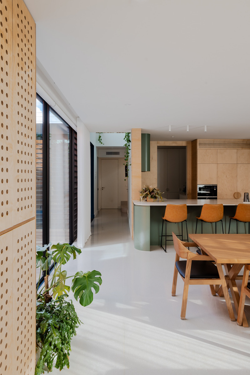 Press kit | 7721-01 - Press release | Mahogany House: Intergenerational Home - R ARCHITECTURE - Residential Architecture - Kitchen &amp; Dining - Photo credit: Chris Murray- https://chrismurray.photography/