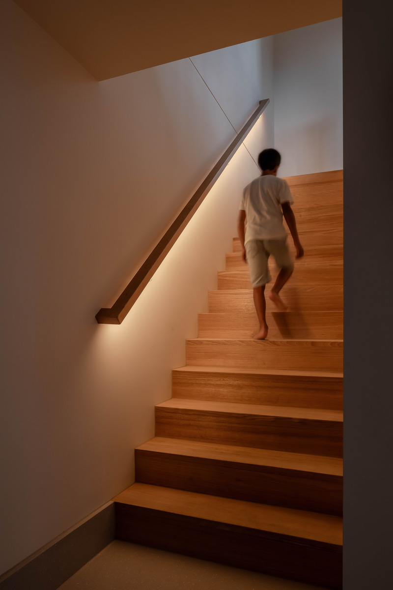 Press kit | 7721-01 - Press release | Mahogany House: Intergenerational Home - R ARCHITECTURE - Residential Architecture - Stair detailing - Photo credit: Chris Murray- https://chrismurray.photography/