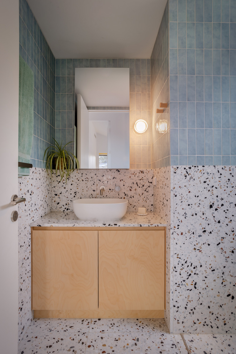 Press kit | 7721-01 - Press release | Mahogany House: Intergenerational Home - R ARCHITECTURE - Residential Architecture - Kids' bathroom - Photo credit: Chris Murray- https://chrismurray.photography/