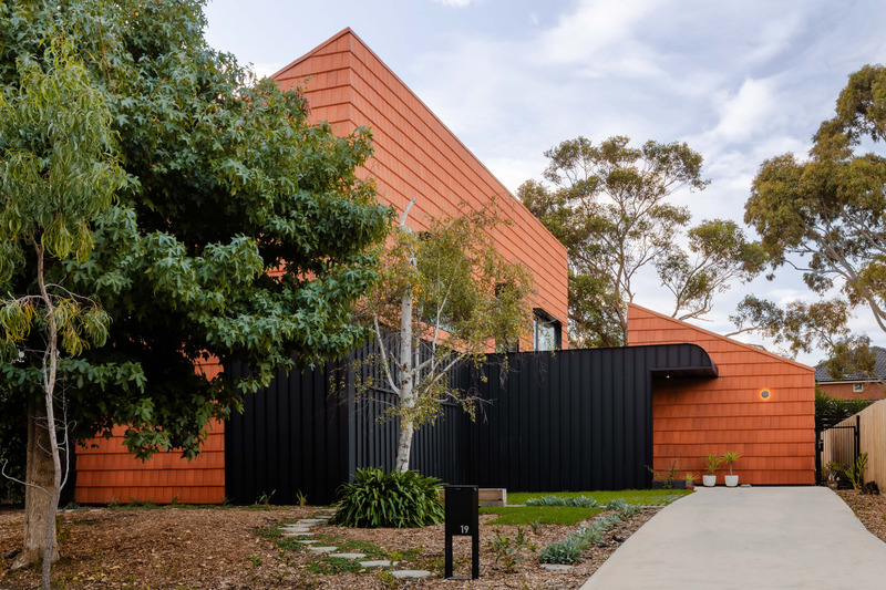 Press kit | 7721-01 - Press release | Mahogany House: Intergenerational Home - R ARCHITECTURE - Residential Architecture - Street view of the house - Photo credit: Chris Murray- https://chrismurray.photography/