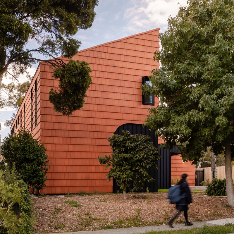 Press kit | 7721-01 - Press release | Mahogany House: Intergenerational Home - R ARCHITECTURE - Residential Architecture - Street view of the house - Photo credit: Chris Murray- https://chrismurray.photography/