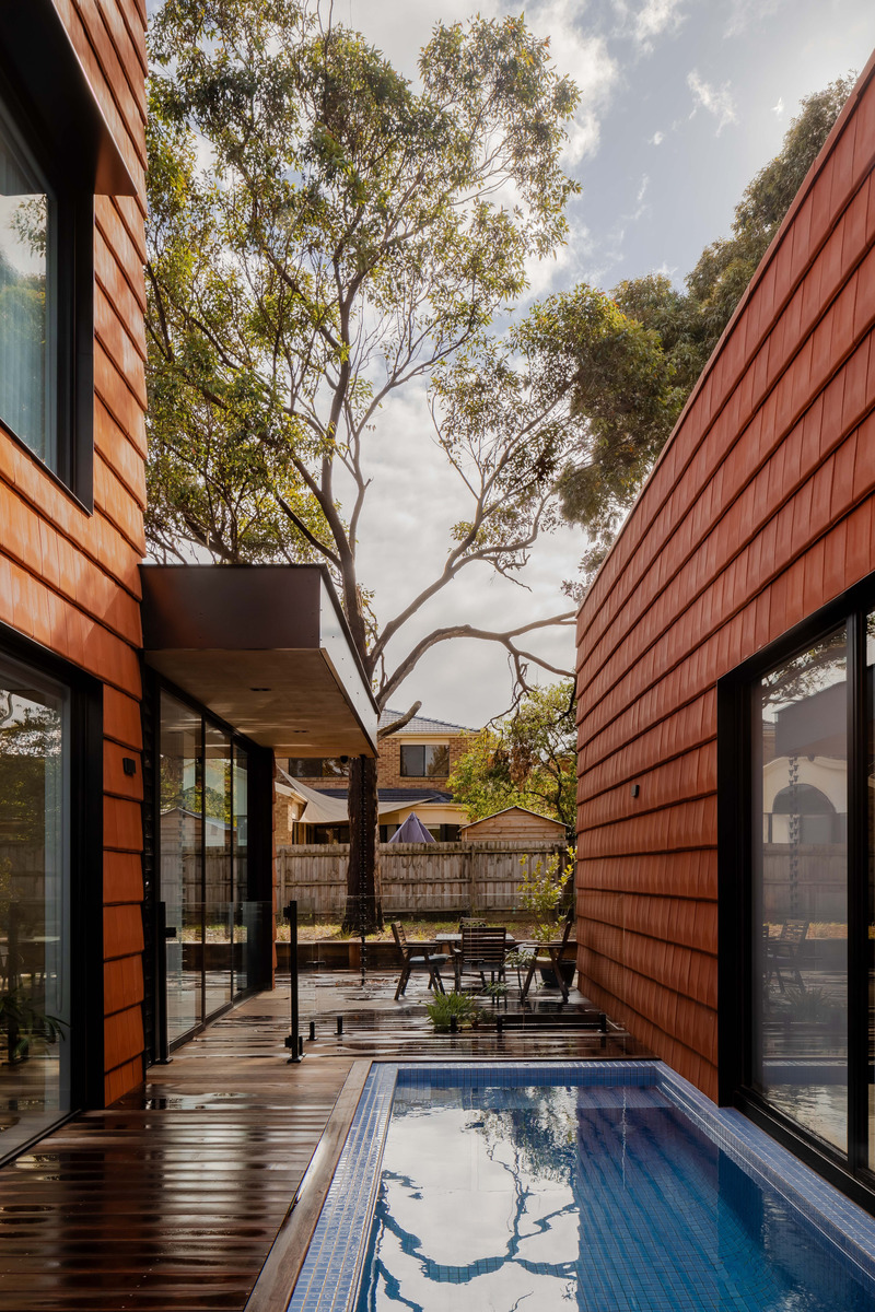 Press kit | 7721-01 - Press release | Mahogany House: Intergenerational Home - R ARCHITECTURE - Residential Architecture - Pool courtyard- Mahogany tree in the backdrop - Photo credit: Chris Murray- https://chrismurray.photography/