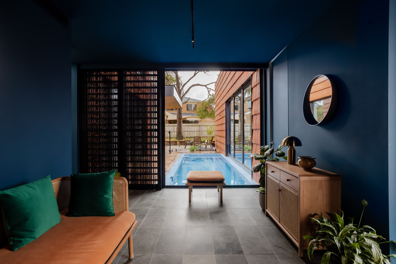 Press kit | 7721-01 - Press release | Mahogany House: Intergenerational Home - R ARCHITECTURE - Residential Architecture - Entry lobby- welcome view of the pool - Photo credit: Chris Murray- https://chrismurray.photography/