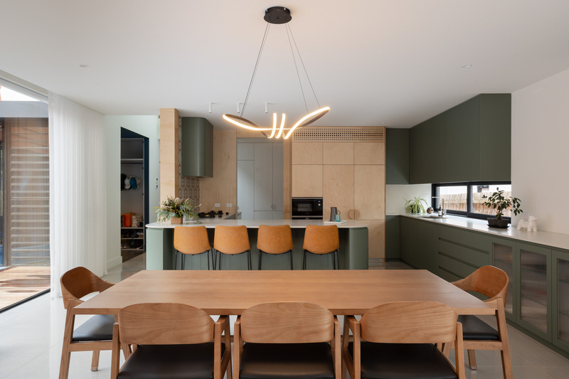 Press kit | 7721-01 - Press release | Mahogany House: Intergenerational Home - R ARCHITECTURE - Residential Architecture - Kitchen &amp; dining - Photo credit: Chris Murray- https://chrismurray.photography/