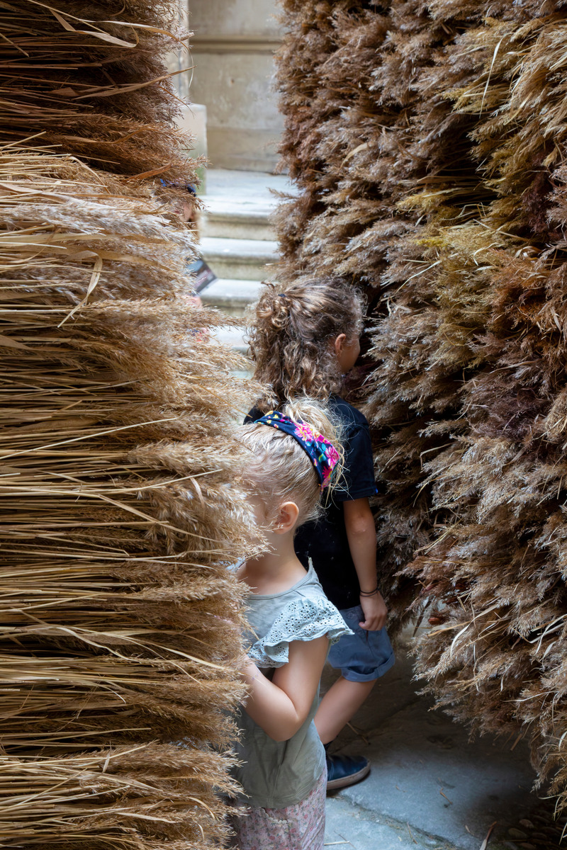 Dossier de presse | 982-57 - Communiqué de presse | Retour sur le FAV 2025 - Festival des Architectures Vives - Évènement + Exposition - CHAUME SUBLIMÉ<br>Julia Fraolini &amp; Félix Steinbacher - Crédit photo :  photoarchitecture.com 