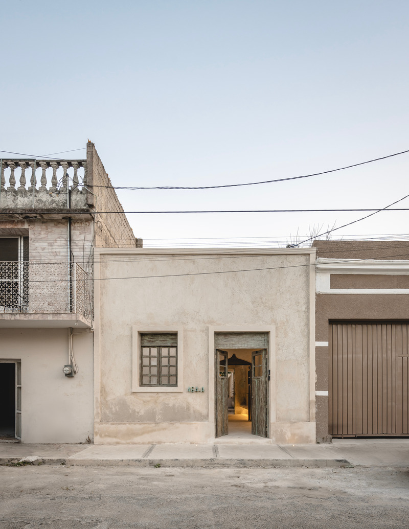 Dossier de presse | 7703-01 - Communiqué de presse | Vistalcielo Transforming a Forgotten Home in Mérida - Veinte Diezz Arquitectos - Architecture commerciale - Main Facade - Crédit photo : Manolo R. Solís