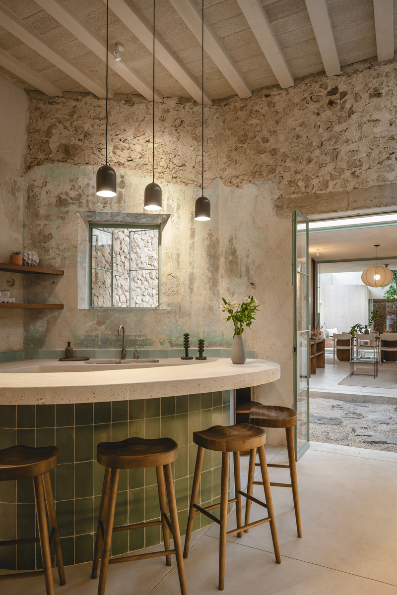 Dossier de presse | 7703-01 - Communiqué de presse | Vistalcielo Transforming a Forgotten Home in Mérida - Veinte Diezz Arquitectos - Architecture commerciale - Kitchen - Crédit photo : Manolo R. Solís
