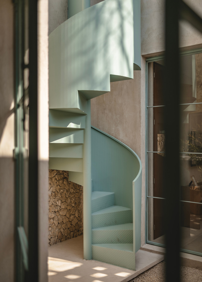 Dossier de presse | 7703-01 - Communiqué de presse | Vistalcielo Transforming a Forgotten Home in Mérida - Veinte Diezz Arquitectos - Architecture commerciale - Stairs - Crédit photo : Manolo R. Solís