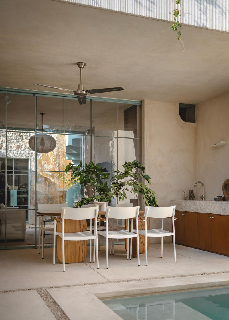 Dossier de presse | 7703-01 - Communiqué de presse | Vistalcielo Transforming a Forgotten Home in Mérida - Veinte Diezz Arquitectos - Architecture commerciale - Terrace - Crédit photo : Manolo R. Solís