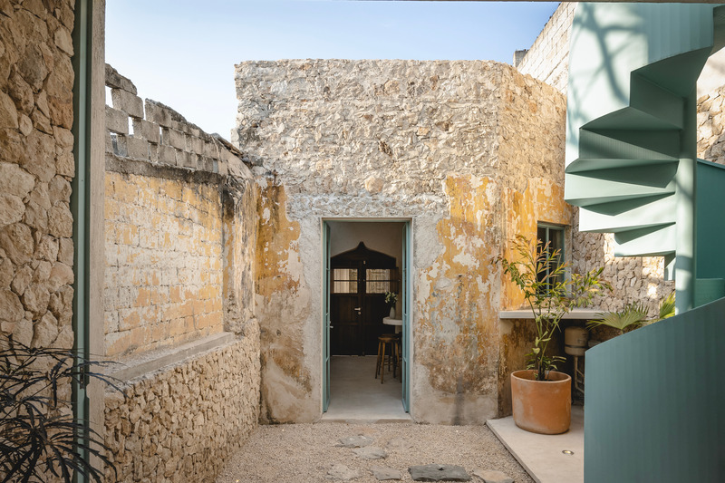 Dossier de presse | 7703-01 - Communiqué de presse | Vistalcielo Transforming a Forgotten Home in Mérida - Veinte Diezz Arquitectos - Architecture commerciale - Kitchen Facade - Crédit photo : Manolo R. Solís