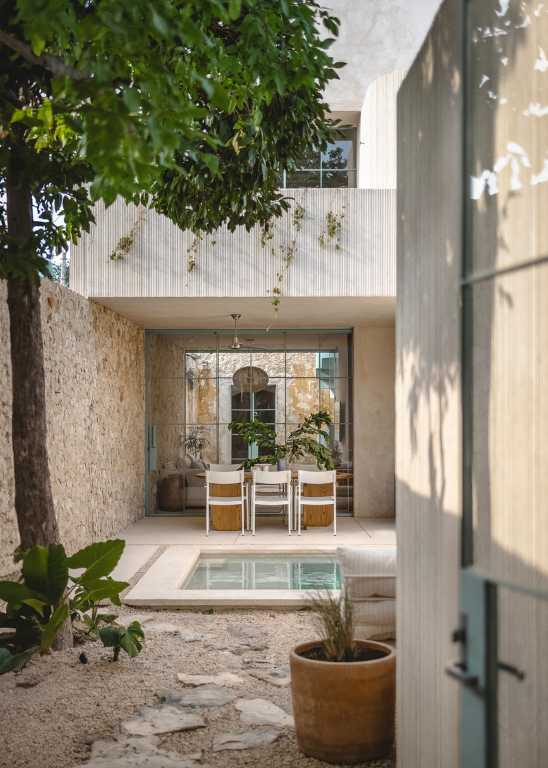 Dossier de presse | 7703-01 - Communiqué de presse | Vistalcielo Transforming a Forgotten Home in Mérida - Veinte Diezz Arquitectos - Architecture commerciale - Patio - Crédit photo : Manolo R. Solís