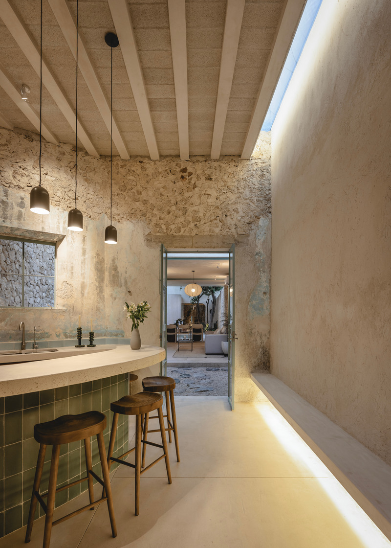 Dossier de presse | 7703-01 - Communiqué de presse | Vistalcielo Transforming a Forgotten Home in Mérida - Veinte Diezz Arquitectos - Architecture commerciale - Kitchen  - Crédit photo : Manolo R. Solís