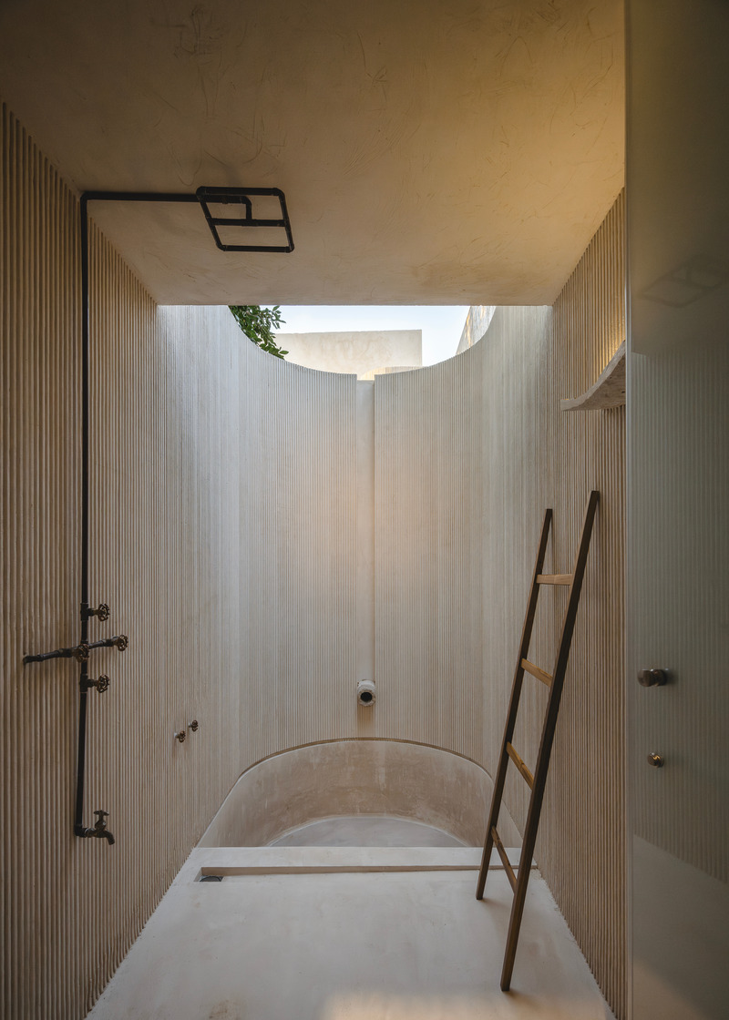 Dossier de presse | 7703-01 - Communiqué de presse | Vistalcielo Transforming a Forgotten Home in Mérida - Veinte Diezz Arquitectos - Architecture commerciale - Bathtub - Crédit photo : Manolo R. Solís
