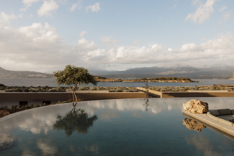 Dossier de presse | 6827-02 - Communiqué de presse | Raw Luxury Returns: JW Marriott Lands on Crete’s Untamed Coastline - Block722 - Architecture commerciale -  Sea View - Crédit photo : Ana Santl