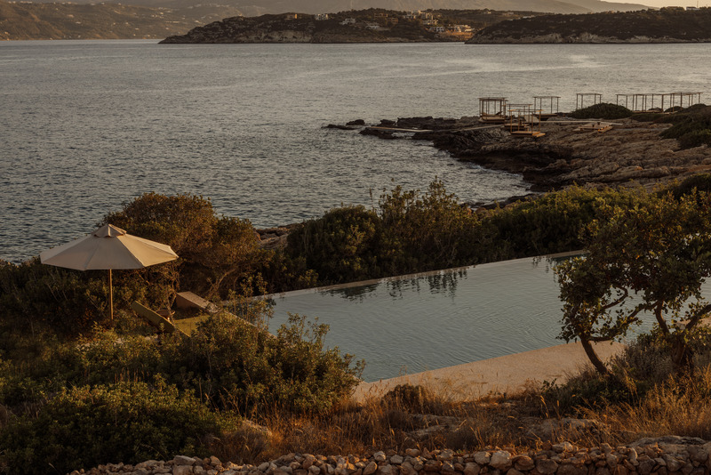 Dossier de presse | 6827-02 - Communiqué de presse | Raw Luxury Returns: JW Marriott Lands on Crete’s Untamed Coastline - Block722 - Architecture commerciale -  Adults' Pool  - Crédit photo : Ana Santl