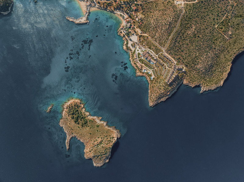 Dossier de presse | 6827-02 - Communiqué de presse | Raw Luxury Returns: JW Marriott Lands on Crete’s Untamed Coastline - Block722 - Architecture commerciale -  Aerial view - Crédit photo : George Pappas