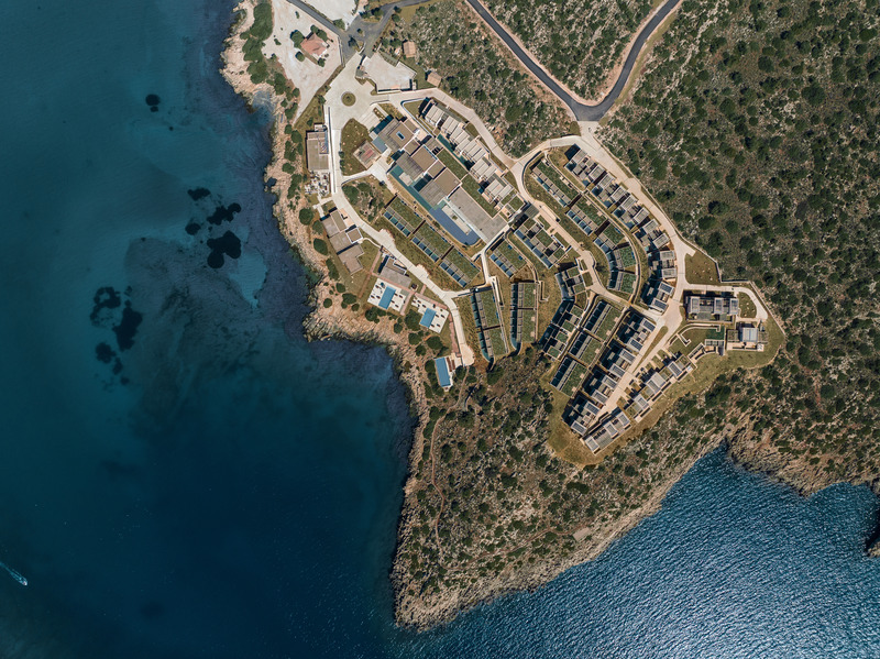 Dossier de presse | 6827-02 - Communiqué de presse | Raw Luxury Returns: JW Marriott Lands on Crete’s Untamed Coastline - Block722 - Architecture commerciale -  Aerial view - Crédit photo : George Pappas