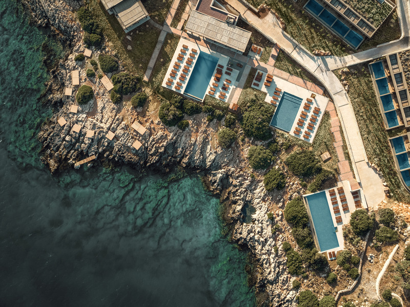 Dossier de presse | 6827-02 - Communiqué de presse | Raw Luxury Returns: JW Marriott Lands on Crete’s Untamed Coastline - Block722 - Architecture commerciale -  Aerial view - Crédit photo : George Pappas