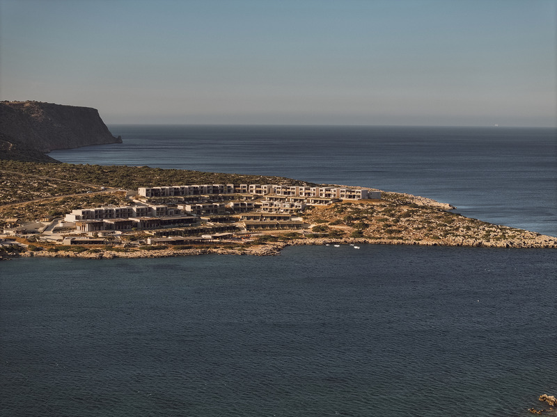 Dossier de presse | 6827-02 - Communiqué de presse | Raw Luxury Returns: JW Marriott Lands on Crete’s Untamed Coastline - Block722 - Architecture commerciale -  Aerial view - Crédit photo : George Pappas