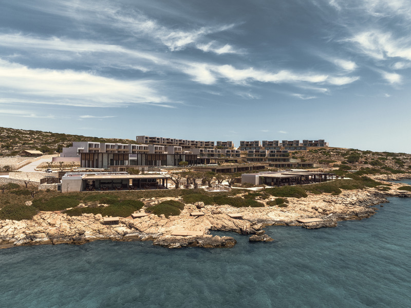 Dossier de presse | 6827-02 - Communiqué de presse | Raw Luxury Returns: JW Marriott Lands on Crete’s Untamed Coastline - Block722 - Architecture commerciale -  Aerial view - Crédit photo : George Pappas