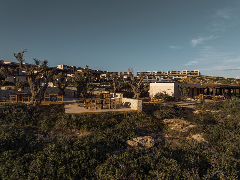 Dossier de presse | 6827-02 - Communiqué de presse | Raw Luxury Returns: JW Marriott Lands on Crete’s Untamed Coastline - Block722 - Architecture commerciale - Cretan Open Fire Restaurant - Crédit photo : Ana Santl
