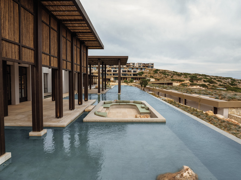 Dossier de presse | 6827-02 - Communiqué de presse | Raw Luxury Returns: JW Marriott Lands on Crete’s Untamed Coastline - Block722 - Architecture commerciale -  Entrance Pool - Crédit photo : Ana Santl