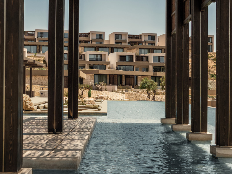 Dossier de presse | 6827-02 - Communiqué de presse | Raw Luxury Returns: JW Marriott Lands on Crete’s Untamed Coastline - Block722 - Architecture commerciale - Outside Bar - Crédit photo : Ana Santl
