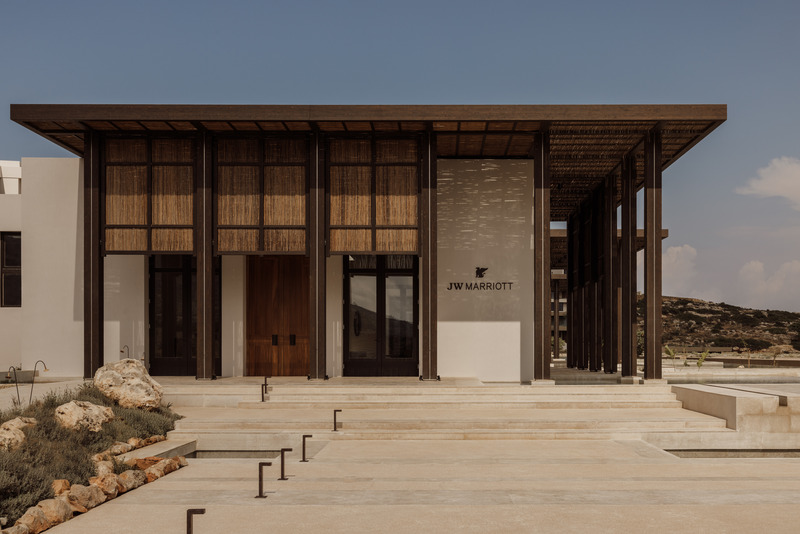 Dossier de presse | 6827-02 - Communiqué de presse | Raw Luxury Returns: JW Marriott Lands on Crete’s Untamed Coastline - Block722 - Architecture commerciale - Entrance - Crédit photo : Ana Santl