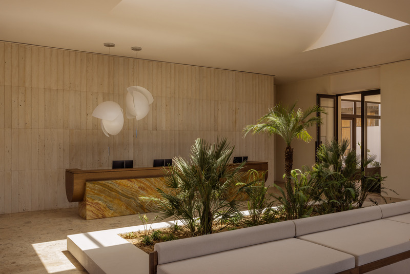 Dossier de presse | 6827-02 - Communiqué de presse | Raw Luxury Returns: JW Marriott Lands on Crete’s Untamed Coastline - Block722 - Architecture commerciale - Reception - Crédit photo : Ana Santl