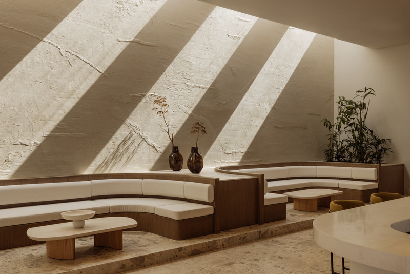 Dossier de presse | 6827-02 - Communiqué de presse | Raw Luxury Returns: JW Marriott Lands on Crete’s Untamed Coastline - Block722 - Architecture commerciale - Bar - Crédit photo : Ana Santl