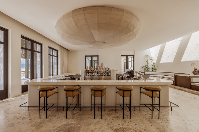 Dossier de presse | 6827-02 - Communiqué de presse | Raw Luxury Returns: JW Marriott Lands on Crete’s Untamed Coastline - Block722 - Architecture commerciale - Bar - Crédit photo : Ana Santl