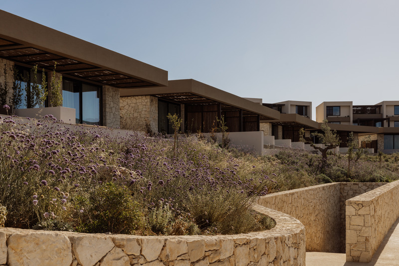 Dossier de presse | 6827-02 - Communiqué de presse | Raw Luxury Returns: JW Marriott Lands on Crete’s Untamed Coastline - Block722 - Architecture commerciale - Suites - Crédit photo : Ana Santl