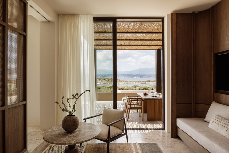 Dossier de presse | 6827-02 - Communiqué de presse | Raw Luxury Returns: JW Marriott Lands on Crete’s Untamed Coastline - Block722 - Architecture commerciale - Exclusive Suite_Living Room  - Crédit photo : Ana Santl